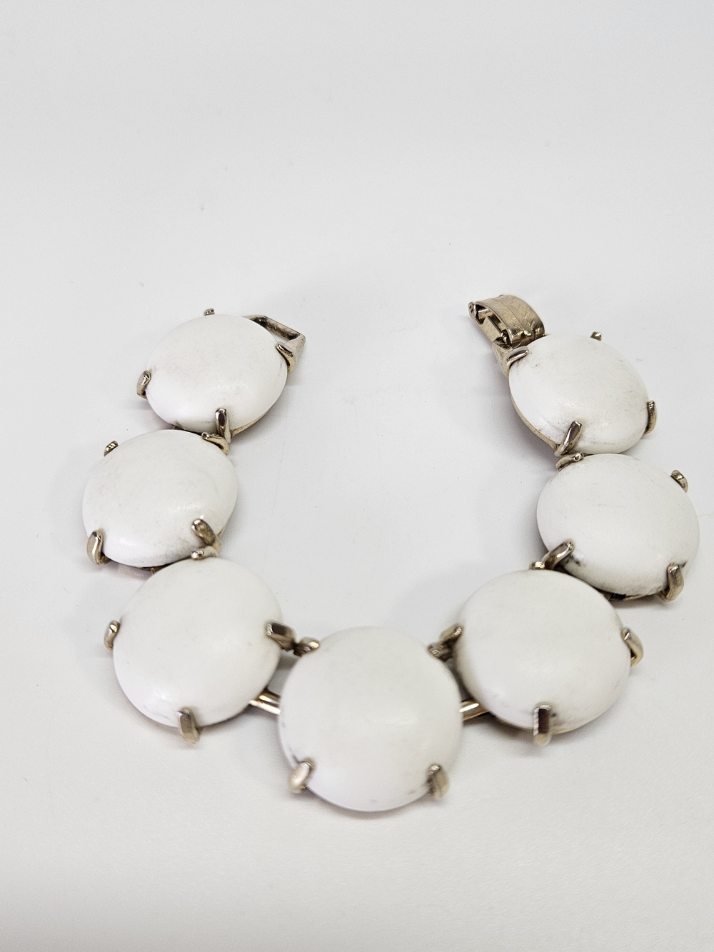 VINTAGE White Plastic Cabochon Articulated Link Gold Tone Bracelet